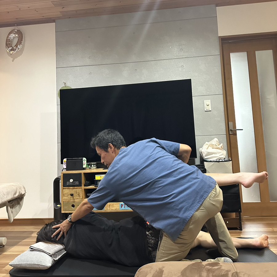 六層連動操法の施術風景（高宮訪問鍼灸治療院）
